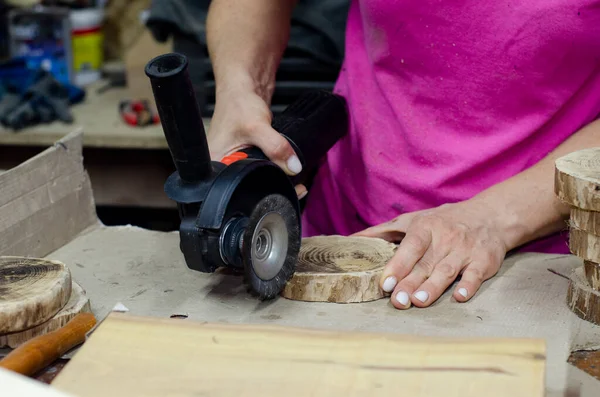 Schleifmaschine Die Frau Hält Einen Schleifer Der Hand Arbeiter — Stockfoto