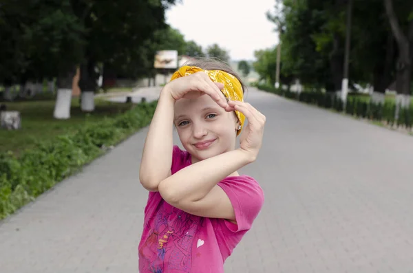 Šťastná Evropská Dívka Usmívá Ukazuje Své Srdce Svýma Rukama Láska — Stock fotografie