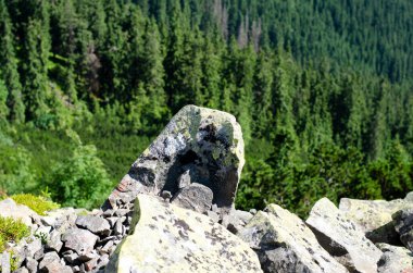 Taşlar. Taş dokusu. Doğadaki dağlar ve kayalar.
