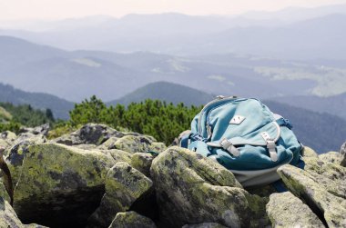 Seyahat çantası. Dağlarda. Koşun!.