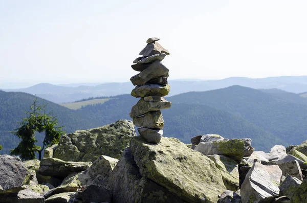 山の背景に石のスタック 石は岩です — ストック写真