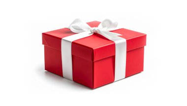 Beyaz arka planda beyaz fiyonklu kırmızı hediye kutusu izole edildi. Yeni yıl ya da Noel hediyeleri. Doğum günü ya da Sevgililer Günü