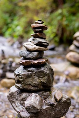 Doğada bir nehrin ortasında taş piramidi. Barışın ve dengenin sembolü. Karpatlar.