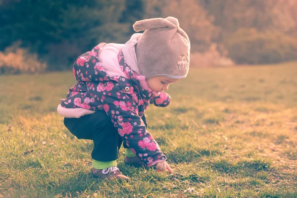 Pequena criança bebê explorando frio fora do mundo — Fotografia de Stock