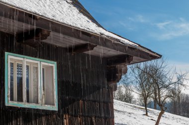 Eriyen kar ile Çek Cumhuriyeti'nde eski kış chalet