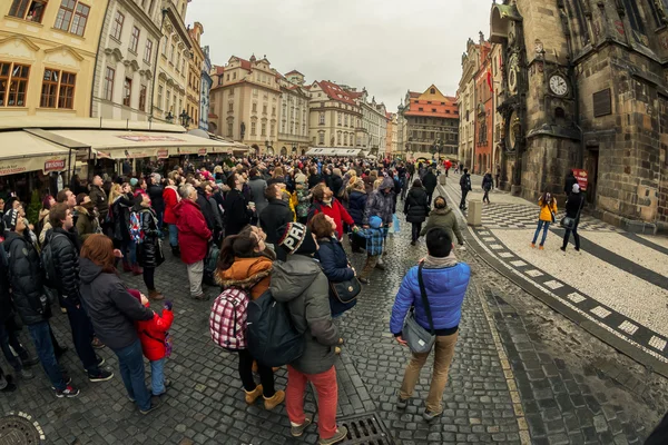 Tourists watch astronomical clock in Prague — Stock Photo, Image