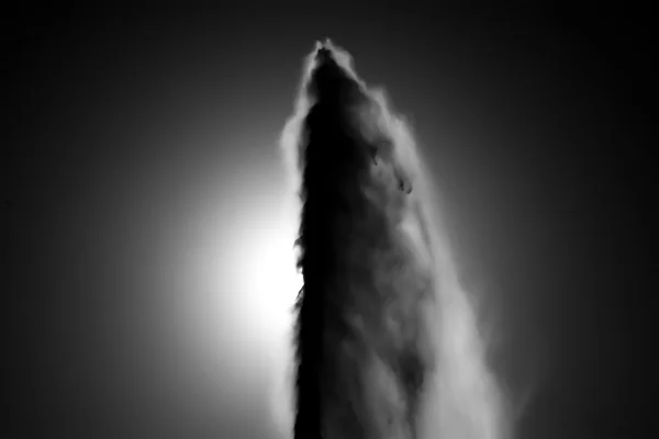 Brunnen-Wasserstrahl mit Sonne im Hintergrund — Stockfoto