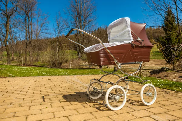Retro tarzı bebek arabası güneşli günü açık havada