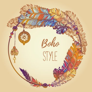 El boyalı tüyler, oklar ve boncuk ile arka plan çekilmiş. Çelenk sınır. Etnik çerçeve. Boho renkli vektör çizim. Yaz t-shirt tasarım