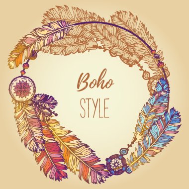 El boyalı tüyler, oklar ve boncuk ile arka plan çekilmiş. Çelenk sınır. Etnik çerçeve. Boho renkli vektör çizim. Yaz t-shirt tasarım