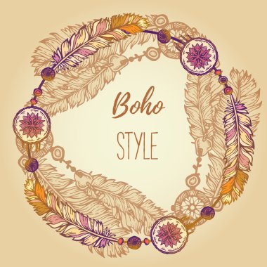 El boyalı tüyler, oklar ve boncuk ile arka plan çekilmiş. Çelenk sınır. Etnik çerçeve. Boho renkli vektör çizim. Yaz t-shirt tasarım