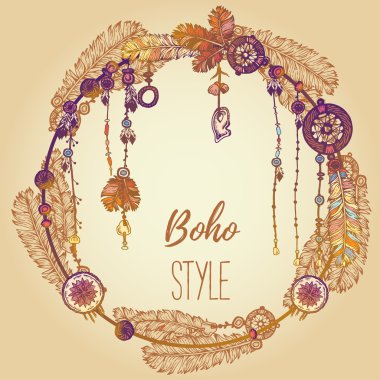El boyalı tüyler, oklar ve boncuk ile arka plan çekilmiş. Çelenk sınır. Etnik çerçeve. Boho renkli vektör çizim. Yaz t-shirt tasarım