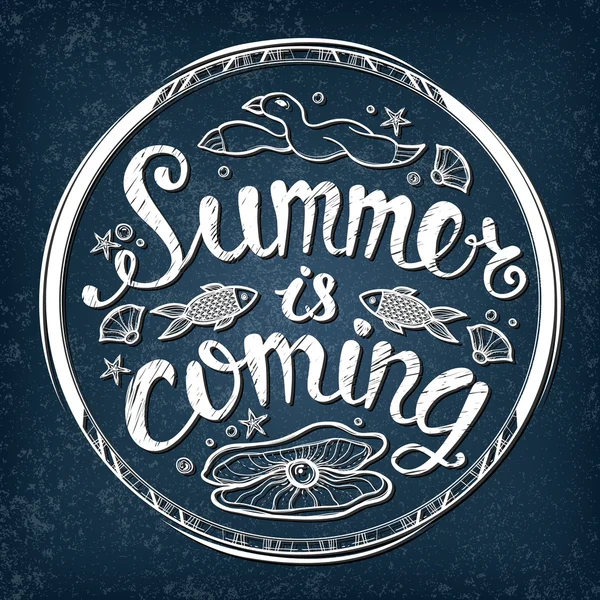 El verano se acerca cartel de la fiesta con elementos de la vida marina y letras . — Vector de stock