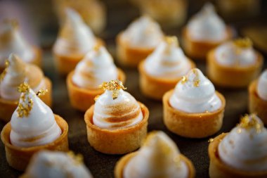 Mini limonlu turtalarla yenilebilir altını kapat.