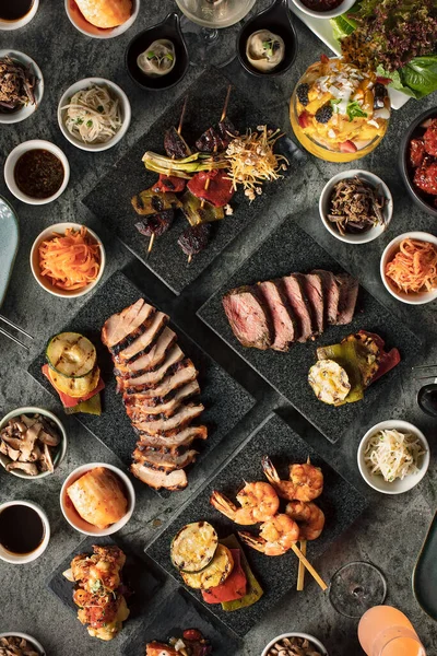 Puesta Plana Una Selección Comida Coreana Con Brochetas Carne Res —  Fotos de Stock