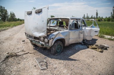 Bombardımandan sonra araba parçalanmış.