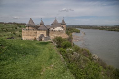 Dinyester Nehri kıyısındaki Khotyn Kalesi