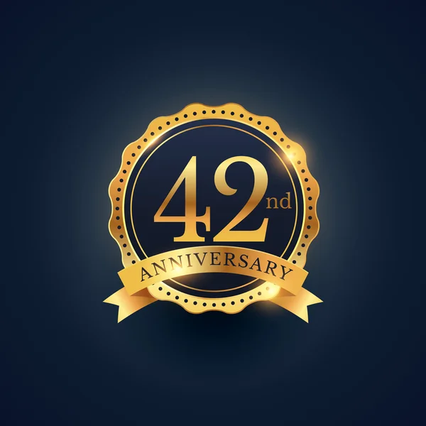 42 évforduló ünneplés jelvény címke-arany színű — Stock Vector