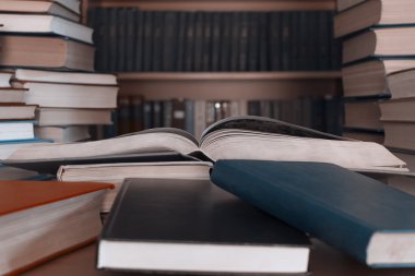 Bookshelve tablo-arka plan üzerine birçok eski kitapların bir yığınına