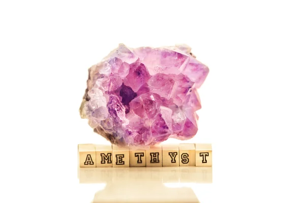 Schöne Amethyst Druse Nahaufnahme auf weißem Hintergrund -violette va — Stockfoto