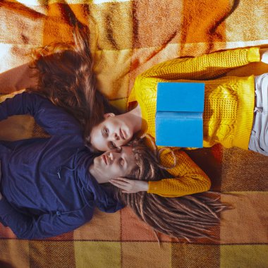 Oldukça genç çift yatan ekose, Sonbahar, sarılma zamanı,