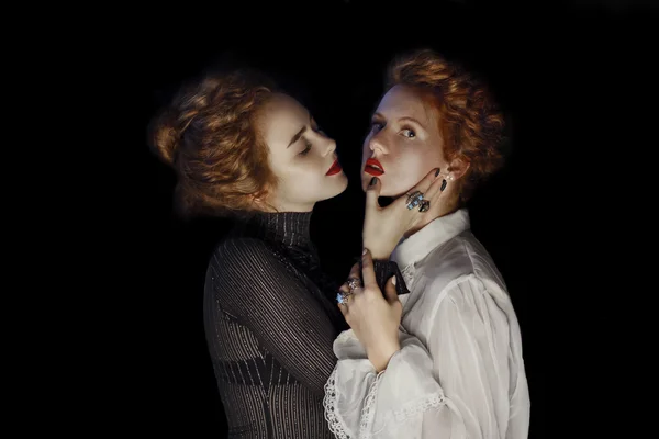 Retrato de dois modelos de moda de meninas jovens com cabelo vermelho encaracolado lindo — Fotografia de Stock