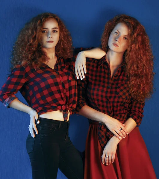 Portrét dvou sester mladých dívek módní modely s gorgeou červené vlasy — Stock fotografie