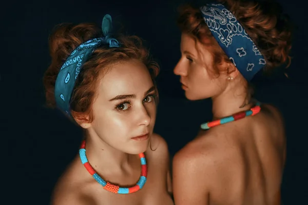  İki kız kardeş genç kız portresi moda gorgeou kırmızı saç modelleri