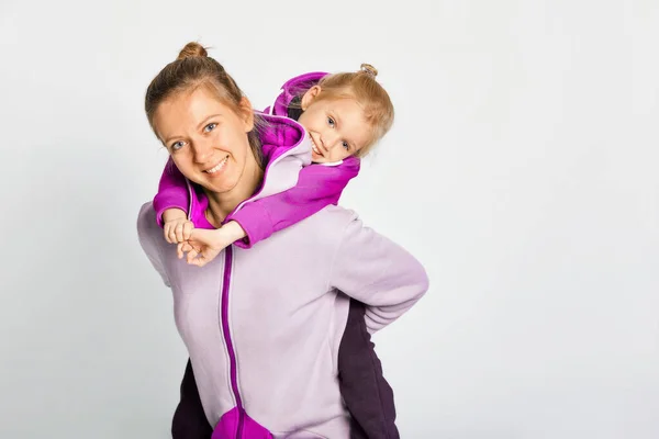 Lächelndes Blondes Mädchen Und Frau Stylischen Jumpsuits Mit Kapuze Posieren — Stockfoto