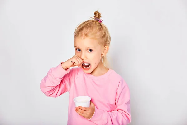 Söt Liten Flicka Äter Välsmakande Yoghurt Grå Bakgrund Årig Grabb — Stockfoto