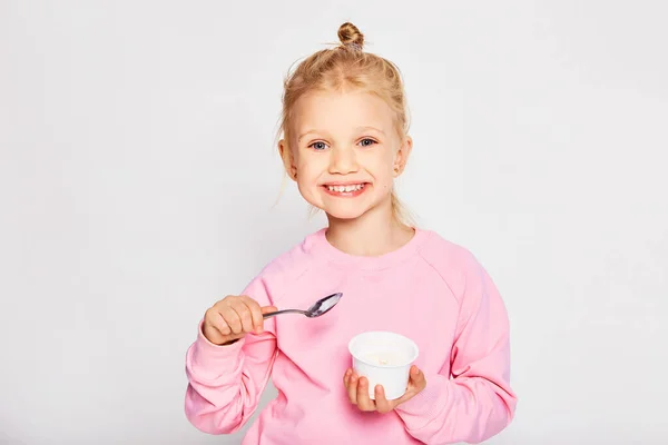 Милая Маленькая Девочка Ест Вкусный Йогурт Сером Фоне Летний Парень — стоковое фото
