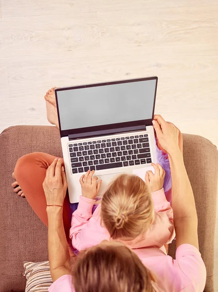 Madre Hija Usando Laptop Casa Sentado Sofá Rosa Vista Ropa —  Fotos de Stock