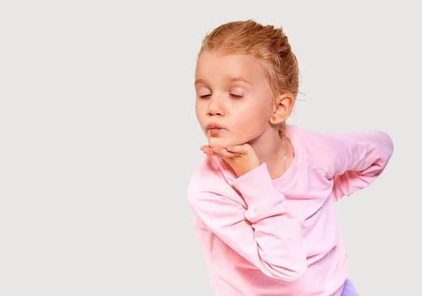 Nettes Jahre Altes Kleines Mädchen Das Einen Kuss Schickt Vereinzelter — Stockfoto