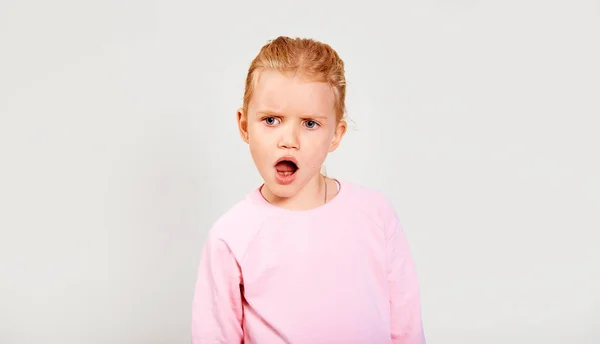 Kleines Mädchen Überrascht Mit Weit Geöffnetem Mund Vor Weißem Hintergrund — Stockfoto