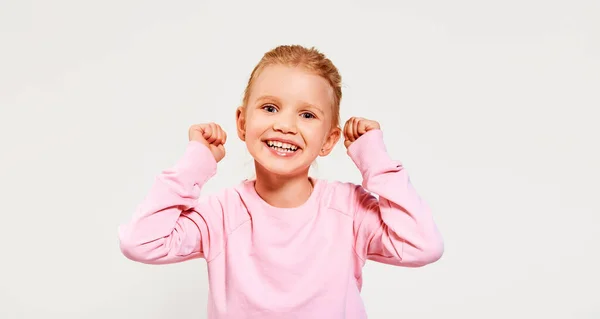 Glücklich Lächelndes Schönes Aufgeregtes Kleines Mädchen Rosafarbenem Sweatshirt Hält Die — Stockfoto