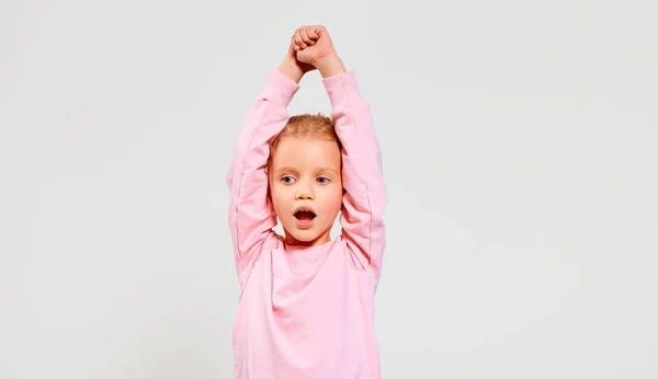 Glücklich Lächelndes Schönes Aufgeregtes Kleines Mädchen Rosafarbenem Sweatshirt Hält Die — Stockfoto