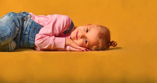 Стиль Жизни Американской Европейской Девочки Ребенка Улыбающаяся Девушка Лежит Дома — стоковое фото