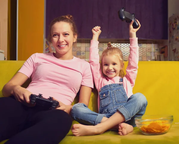 Ευτυχισμένη Οικογένεια Μαζί Μητέρα Και Κοριτσάκι Της Που Παίζουν Βιντεοπαιχνίδια — Φωτογραφία Αρχείου