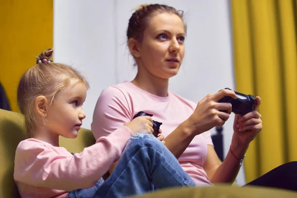 Glückliche Familie Zusammen Mutter Und Ihr Kind Spielen Videospiele Auf — Stockfoto