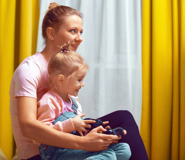 Glückliche Familie Zusammen Mutter Und Ihr Kind Spielen Videospiele Auf — Stockfoto