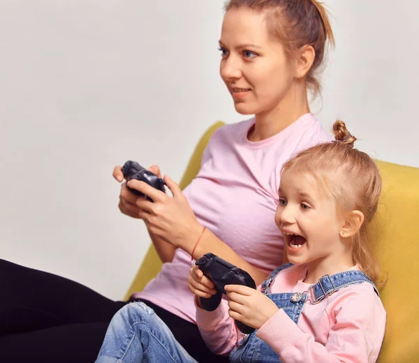 Aufgeregte Junge Mutter Und Süße Kleine Tochter Sitzen Entspannt Auf — Stockfoto