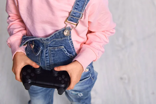 Gadis Lucu Bermain Video Game Memegang Gamepad Dan Tersenyum Mengenakan — Stok Foto