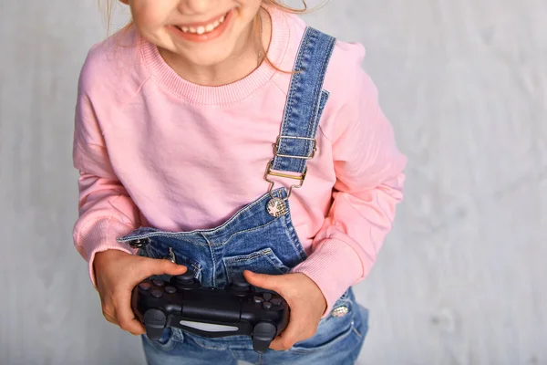 Nettes Mädchen Spielt Videospiele Mit Gamepad Und Lächelt Trägt Rosa — Stockfoto
