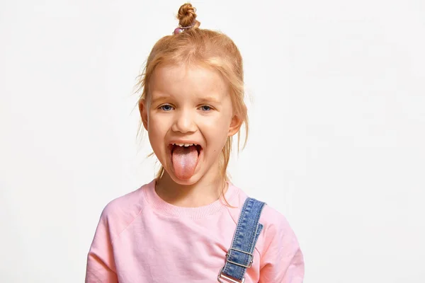 Lächelndes Jähriges Mädchen Zeigt Zunge Kaukasische Niedliche Kind Rosa Sweatshirt — Stockfoto