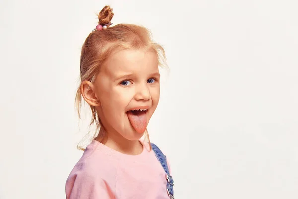 Lächelndes Jähriges Mädchen Zeigt Zunge Kaukasische Niedliche Kind Rosa Sweatshirt — Stockfoto