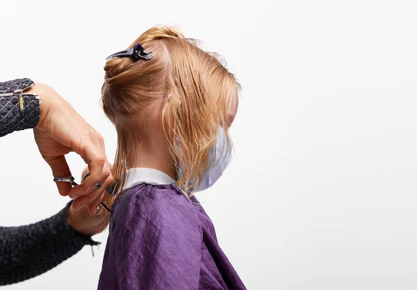 Διαδικασία Κοπής Μαλλιών Όμορφο Κοριτσάκι Ιατρική Μάσκα Στο Πρόσωπο Στο — Φωτογραφία Αρχείου