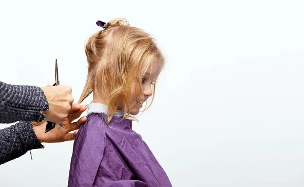 Процес Різання Волосся Красива Маленька Дівчинка Перукарні Перукарня Робить Зачіску — стокове фото