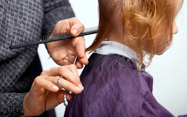头发的切割过程 理发店里漂亮的小女孩 发型师给可爱的高加索4 5岁小女孩做发型 — 图库照片
