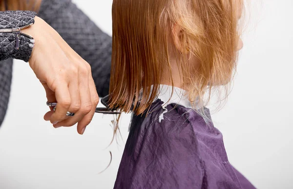 Διαδικασία Κοπής Μαλλιών Όμορφο Κοριτσάκι Στο Κουρείο Κομμωτής Κάνει Ένα — Φωτογραφία Αρχείου