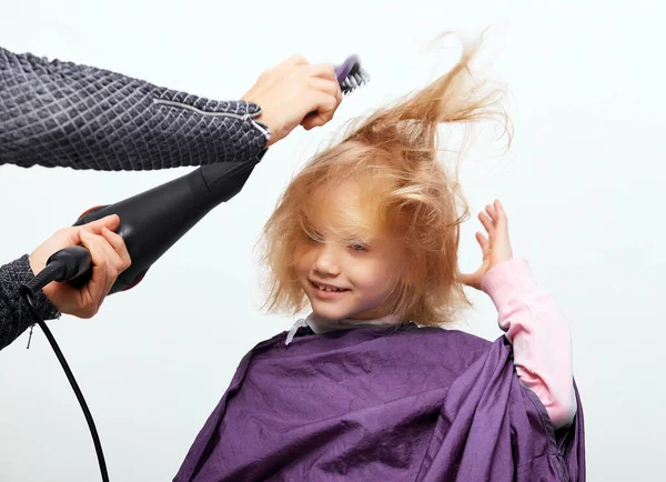 Διαδικασία Κοπής Μαλλιών Όμορφο Κοριτσάκι Στο Κουρείο Κομμωτής Κάνει Ένα — Φωτογραφία Αρχείου